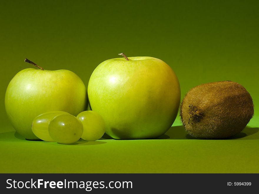 Some gree fruits :
apples, grapes and a Kiwi. Some gree fruits :
apples, grapes and a Kiwi