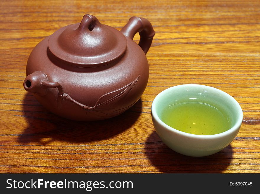 An teapot and an teacup.