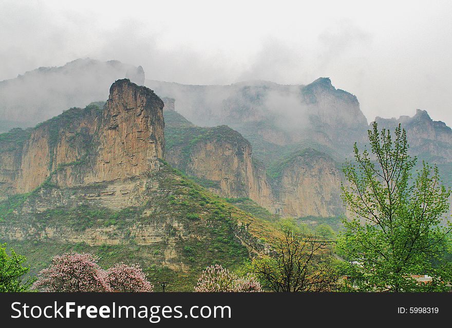 Clouds in the wind around the mountain scenery Tian Gui hill scene