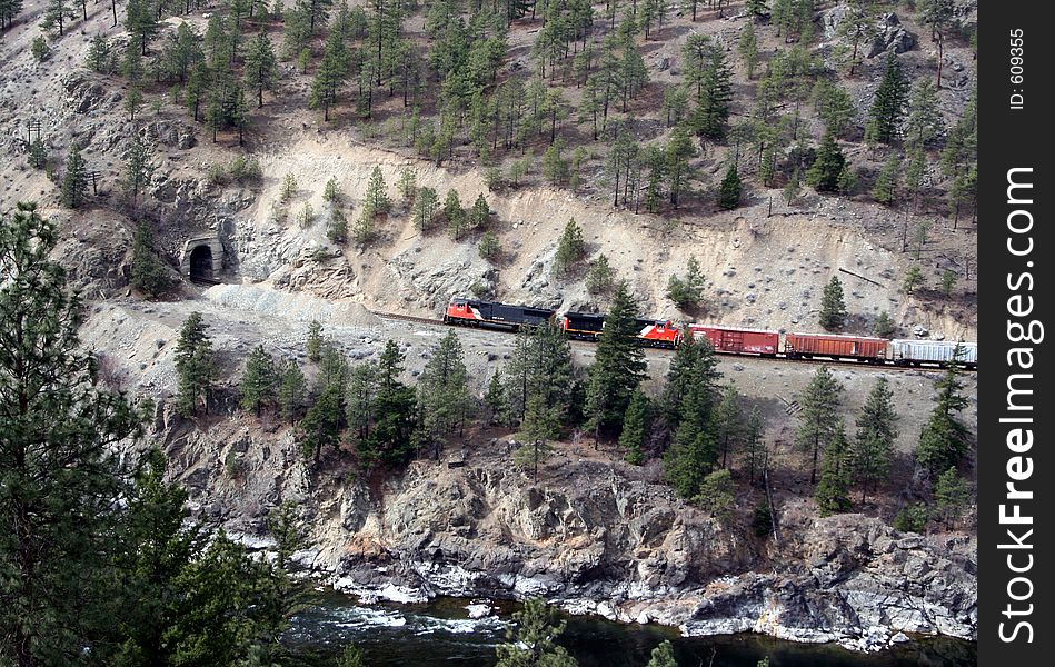 Train/tunnel