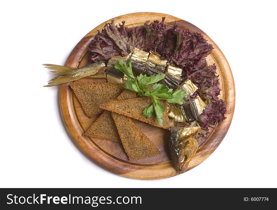 Smoked mackerel with salad, parsley and toast