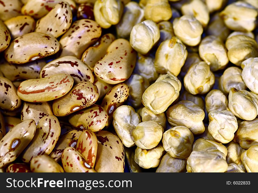 Half pinto beans on the left and half chickpeas on the right. Half pinto beans on the left and half chickpeas on the right.