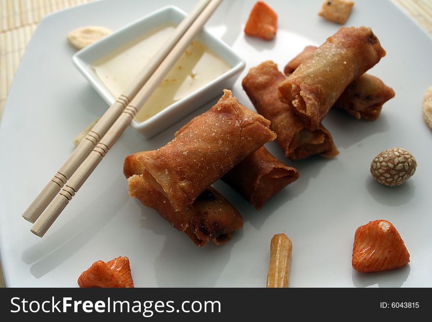 Some fresh asian springrolls with a sauce