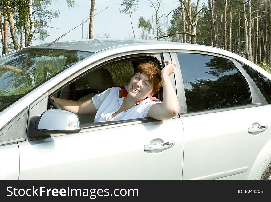 The young woman operates the car. The young woman operates the car