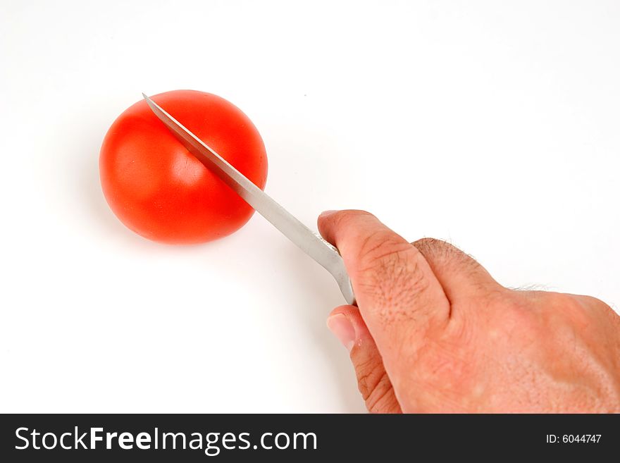 Cutting tomato for a good spagetti sauce