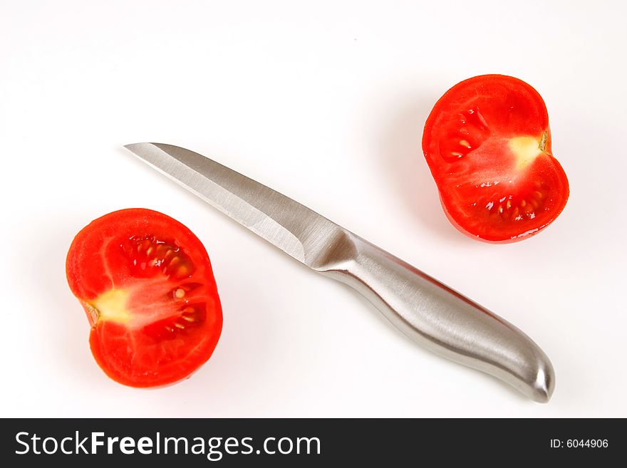 Cutting tomato for a good spagetti sauce