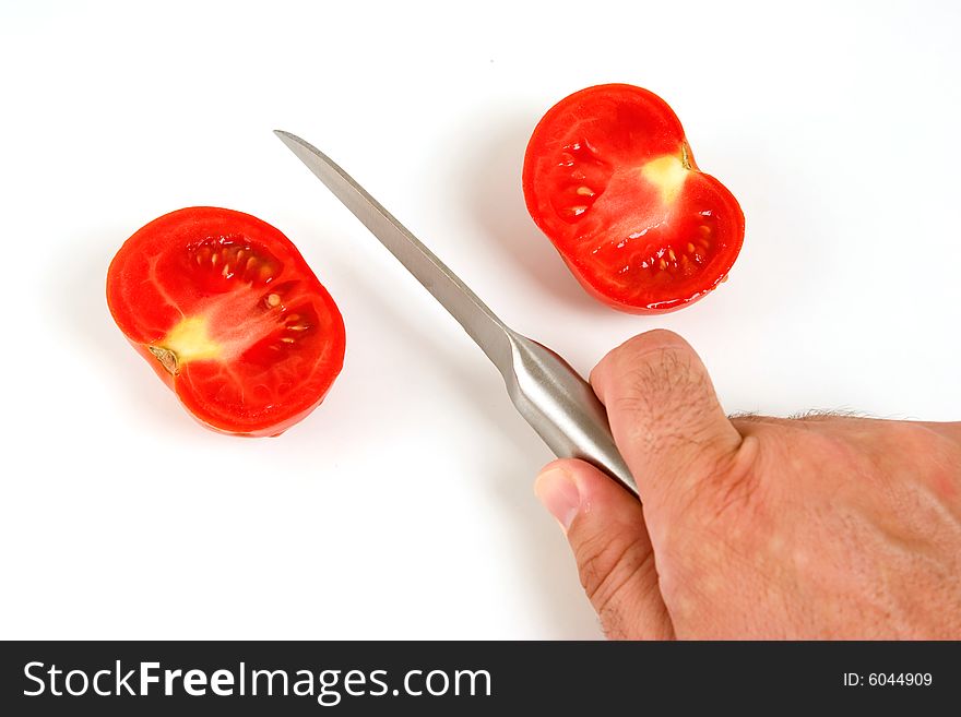 Cutting tomato for a good spagetti sauce
