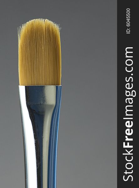 Small clean paint brush with no paint