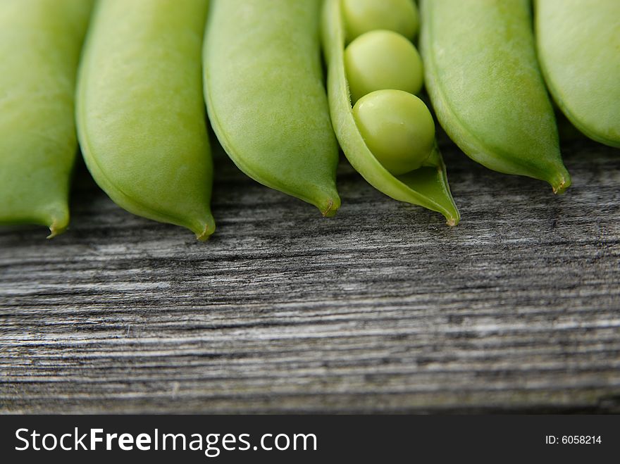 The row of green pea pods