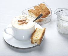 Coffee In White Cup With Rusk Royalty Free Stock Photos Coffee In White Cup With Rusk Royalty Free Stock Photos