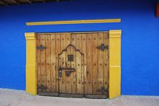 Blue Wall Old Wood Door Royalty Free Stock Images Blue Wall Old Wood Door Royalty Free Stock Images