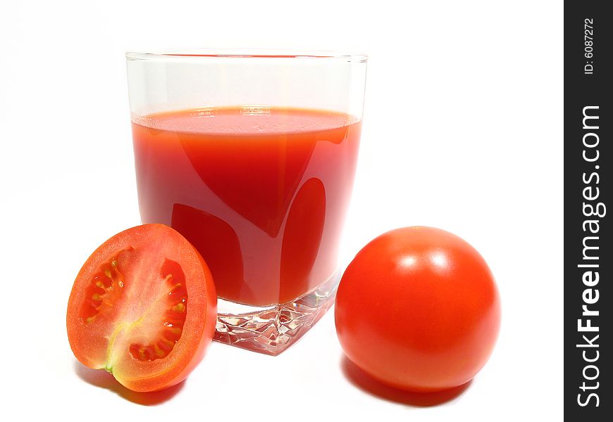 Detail tomato juice and halfed tomato