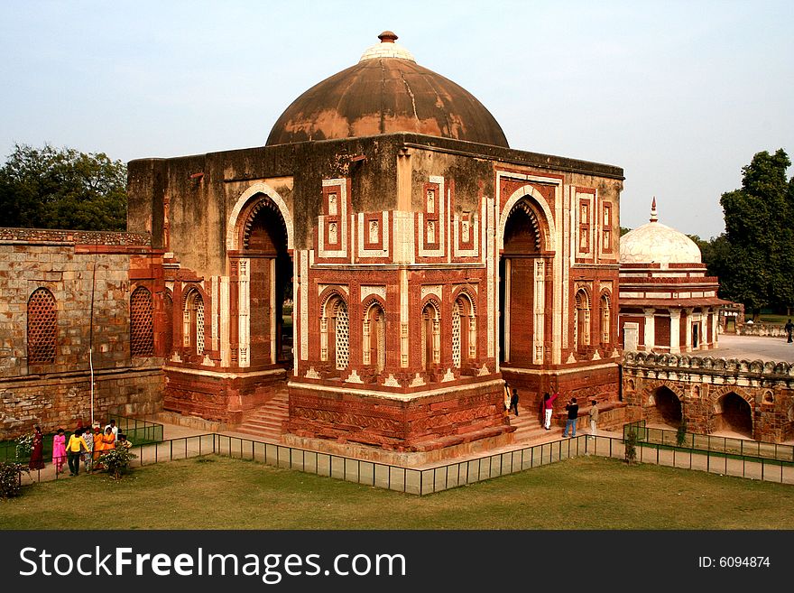 Qutub Minar is a ancient minar built by qutubuddin aibuk and it stands in Delhi even now