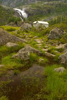 Waterfall And Mountain Cabin Royalty Free Stock Photos Waterfall And Mountain Cabin Royalty Free Stock Photos