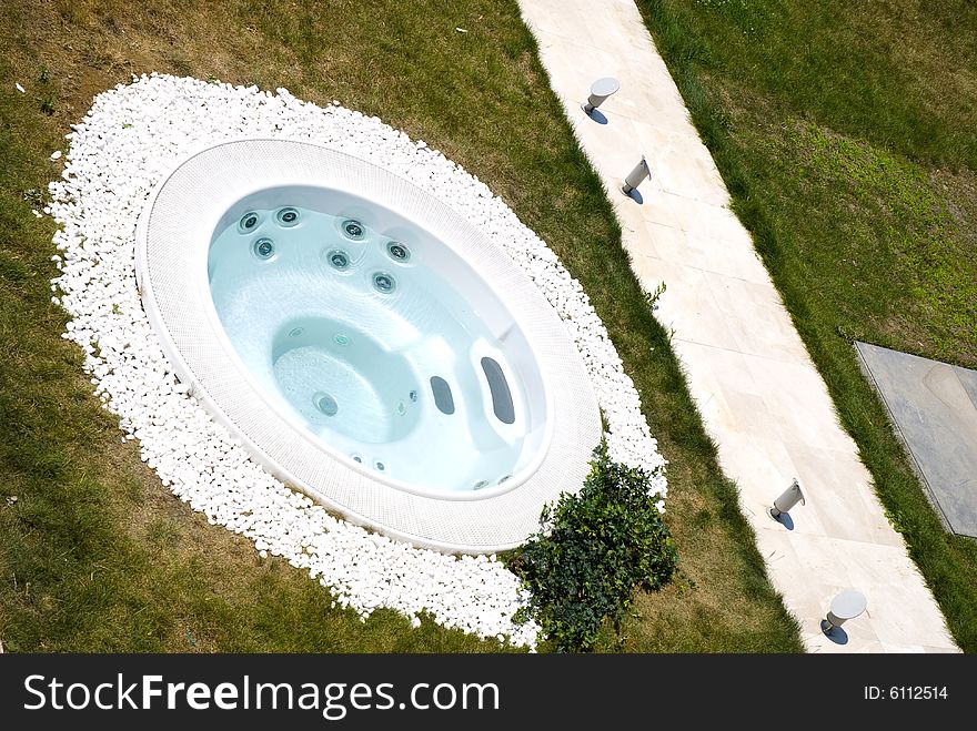 Outdoor hot tub (jacuzzi style spa bath)