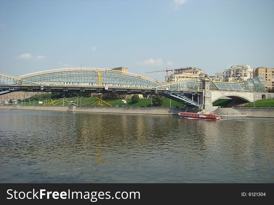 Bridge of Bogdan Khmelnitskiy or the Kiev bridge the steel arch foot bridge through Moscow - the river in Moscow