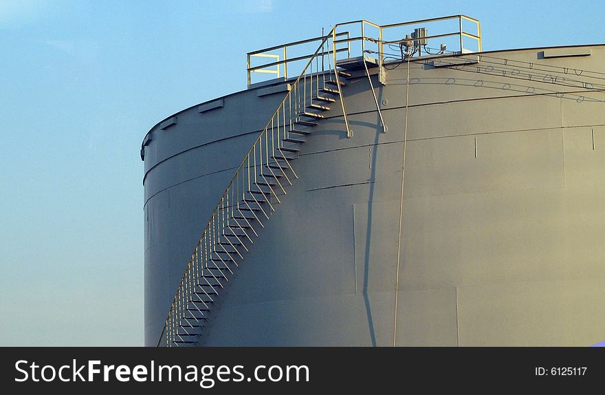 Oil tank with spiral steps