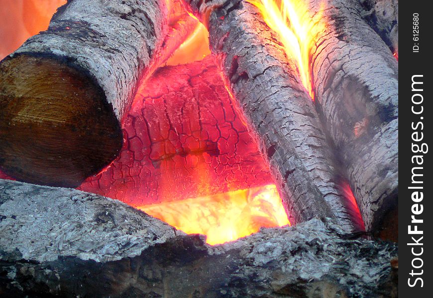 «Hot  flame from a fire, coals and wood»