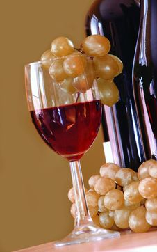 Red Wine With Colden Grapes Cluster Stock Photos Red Wine With Colden Grapes Cluster Stock Photos
