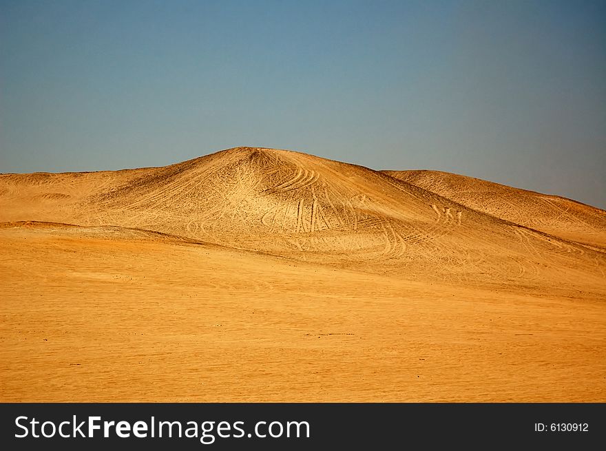 An image of the Sahara Desert outside of Cairo, Egypt.