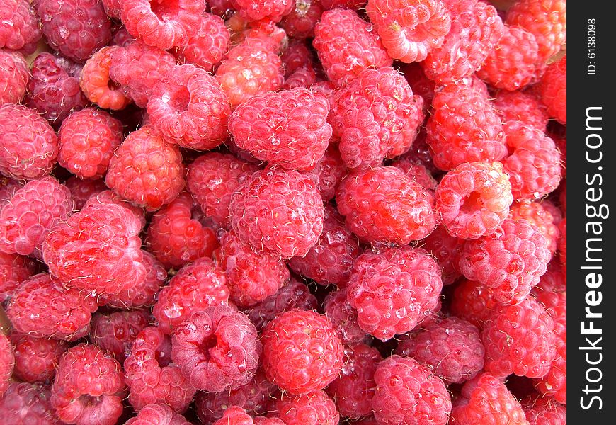 A huge plate of juicy raspberry