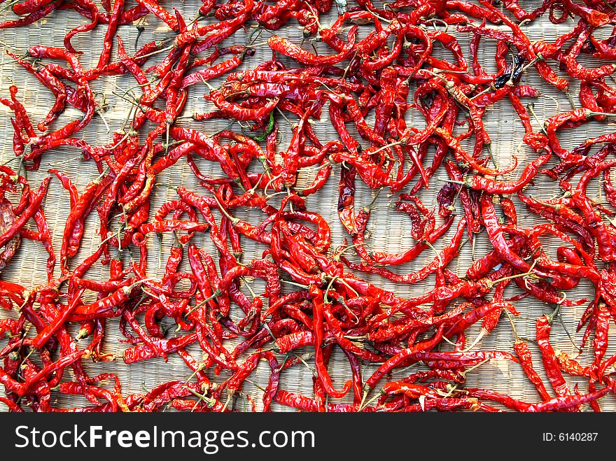 China's summer harvest has just under a red pepper, flat rates of drying in the sun on one week, on a dry red pepper. Can be used as cooking spices.