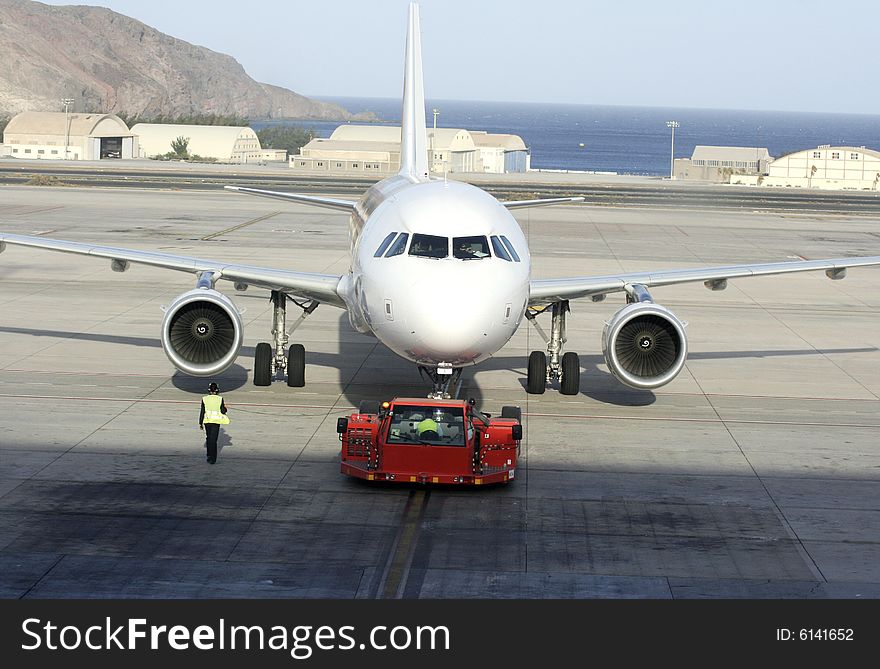 Comercial airliner pushing back. gran canaria airport. Comercial airliner pushing back. gran canaria airport