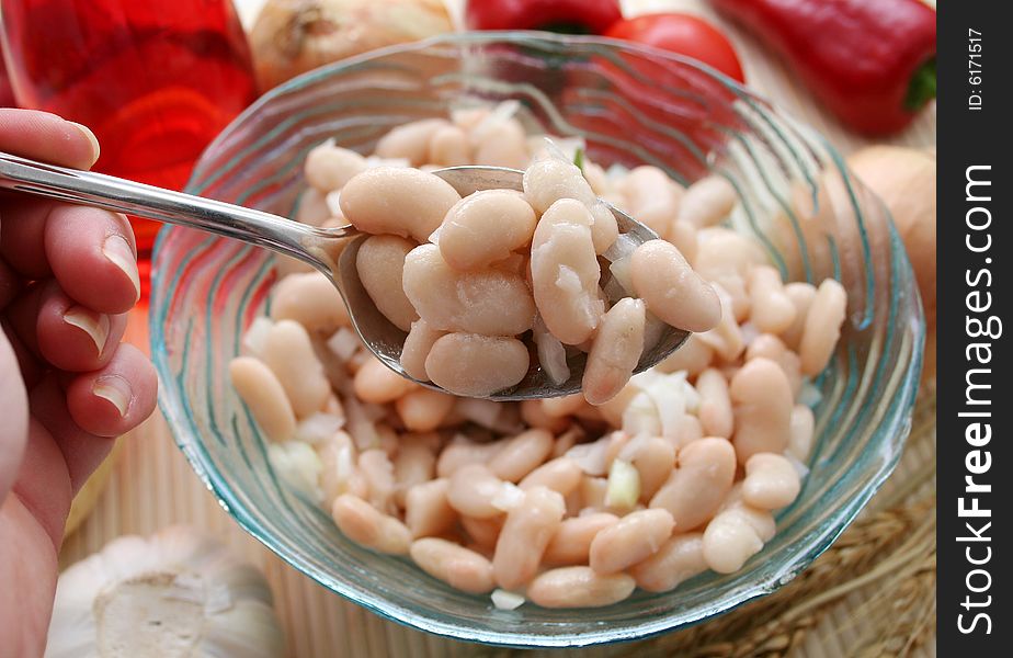 A salad of white beans with onions