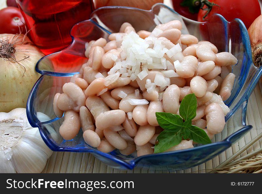 A salad of white beans with onions
