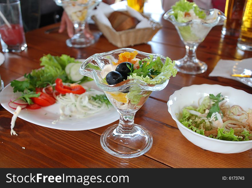 Salad with vegetable and bread is good for people