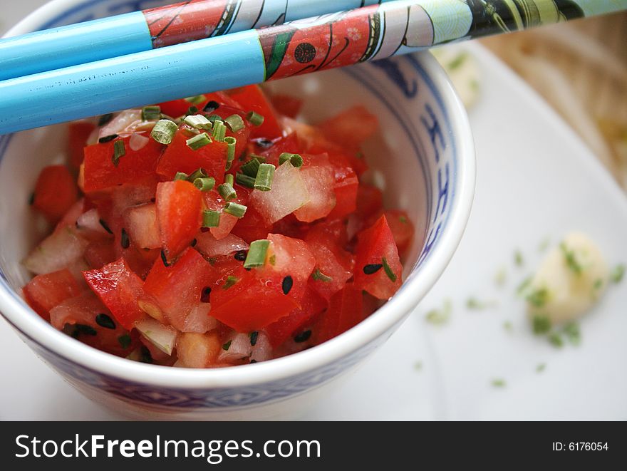 A fresh salad of tomatoes, sesame and onions