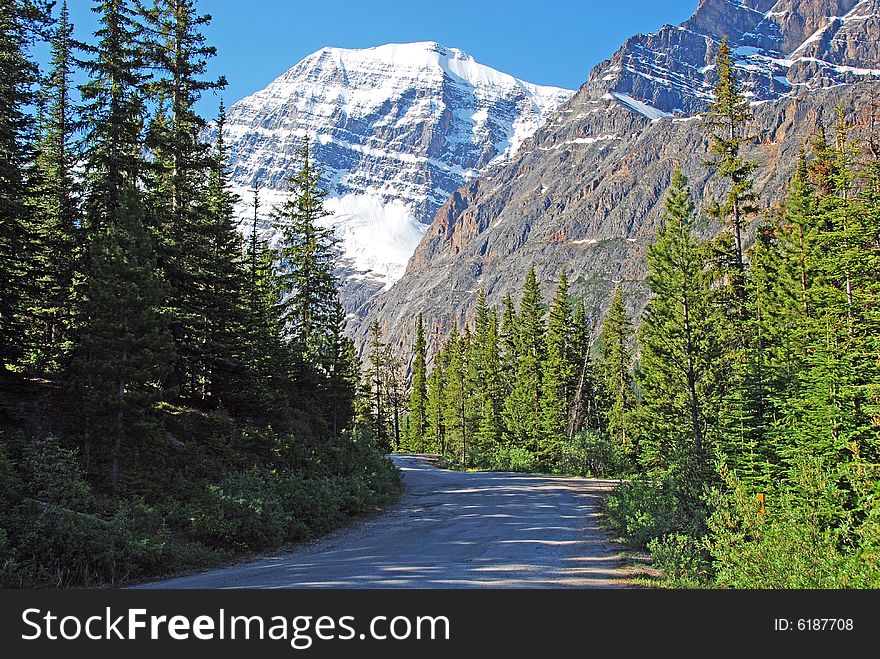 Road to Mount Edith Cavell park lot