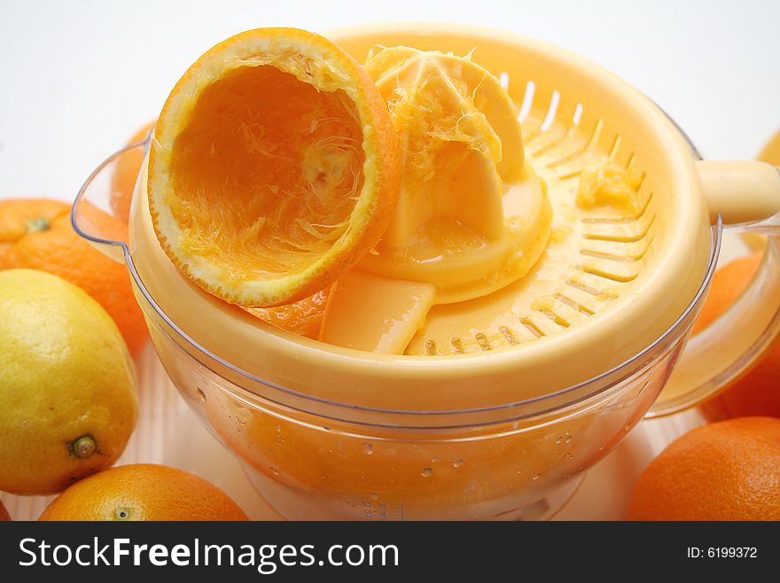 Making fresh juice of oranges and lemons
