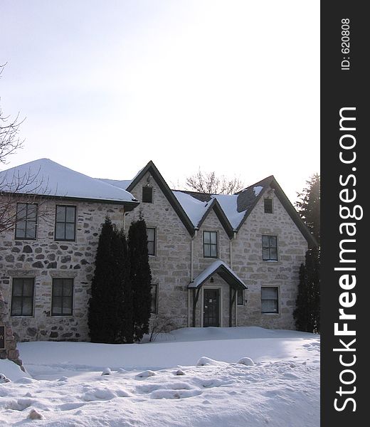 This image depicts an old stone mansion. This image depicts an old stone mansion.