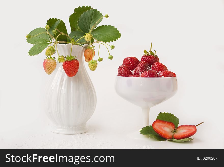 Fresh strawberries Arrangement in a bowl