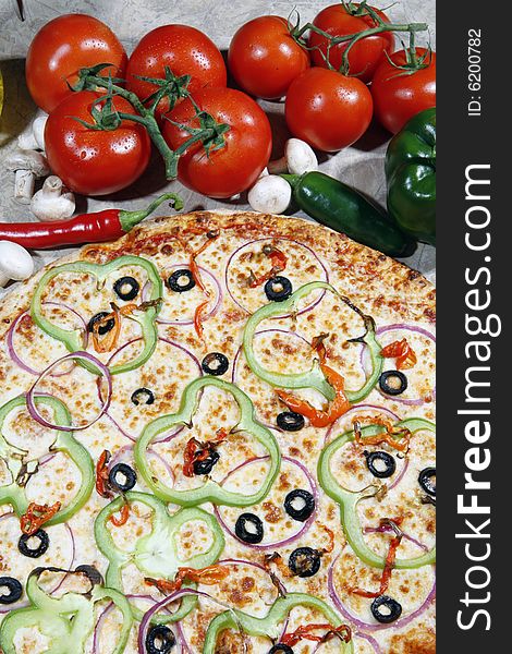 Vegetarian pizza surrounded by toppings