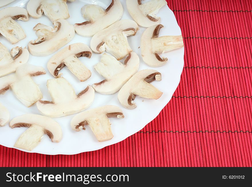 Image of sliced champignons on plate