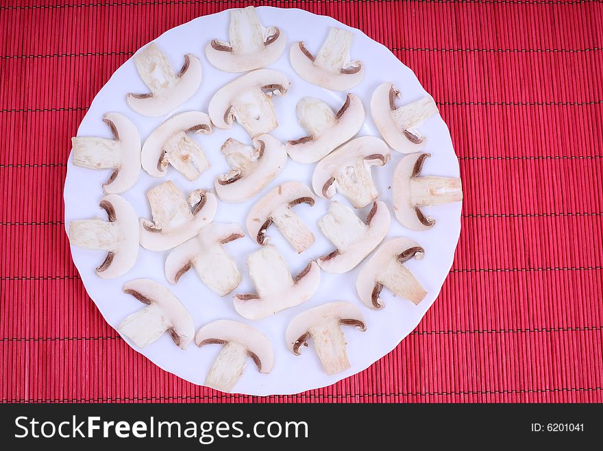 Image of sliced champignons on plate