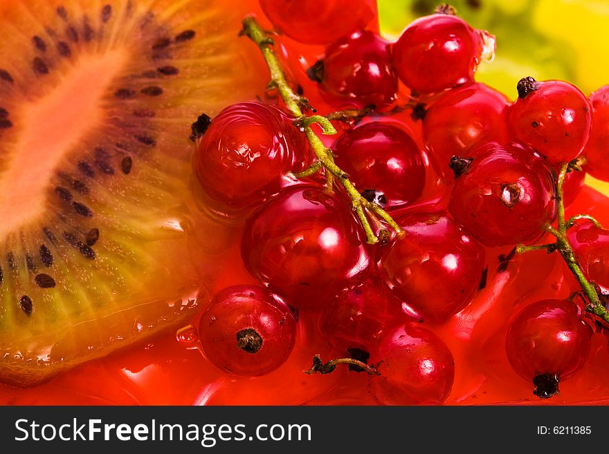 Red currant and kiwi on a celebratory pie