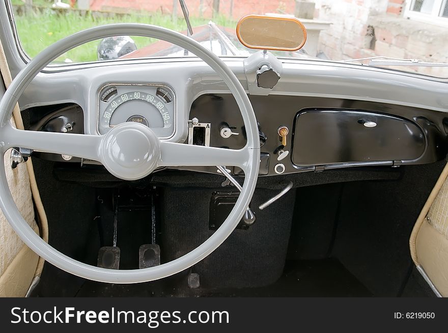 Old style steering wheel and dashboard