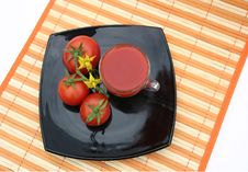 Black Plate With Red Tomatoes Royalty Free Stock Images Black Plate With Red Tomatoes Royalty Free Stock Images