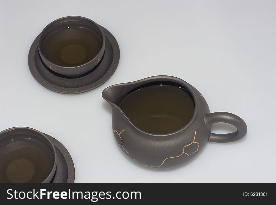 Make Chinese tea with Chinese earthenware.