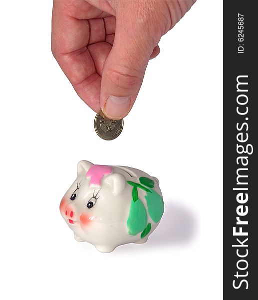 Deposits coin in piggy bank on white of bakgraund