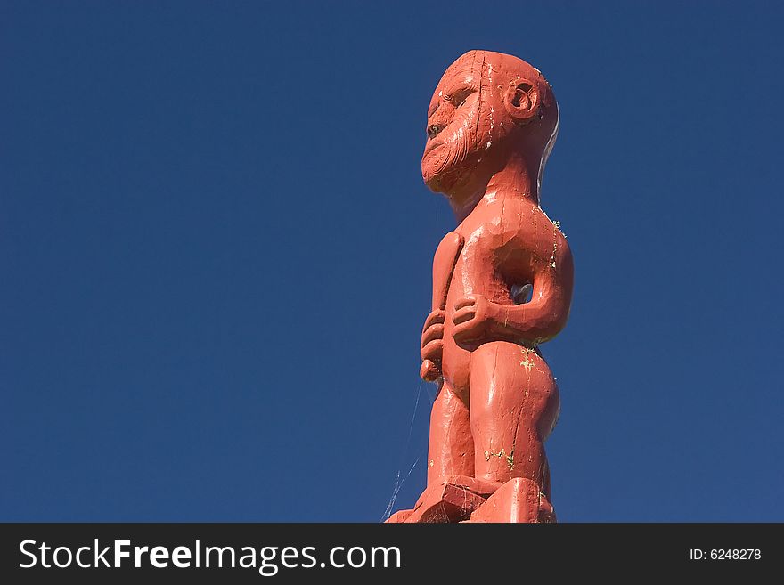 It shows the top of a maori convention house called Marae. It shows the top of a maori convention house called Marae.