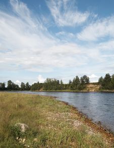 Riverbank In Sunny Day Royalty Free Stock Images Riverbank In Sunny Day Royalty Free Stock Images