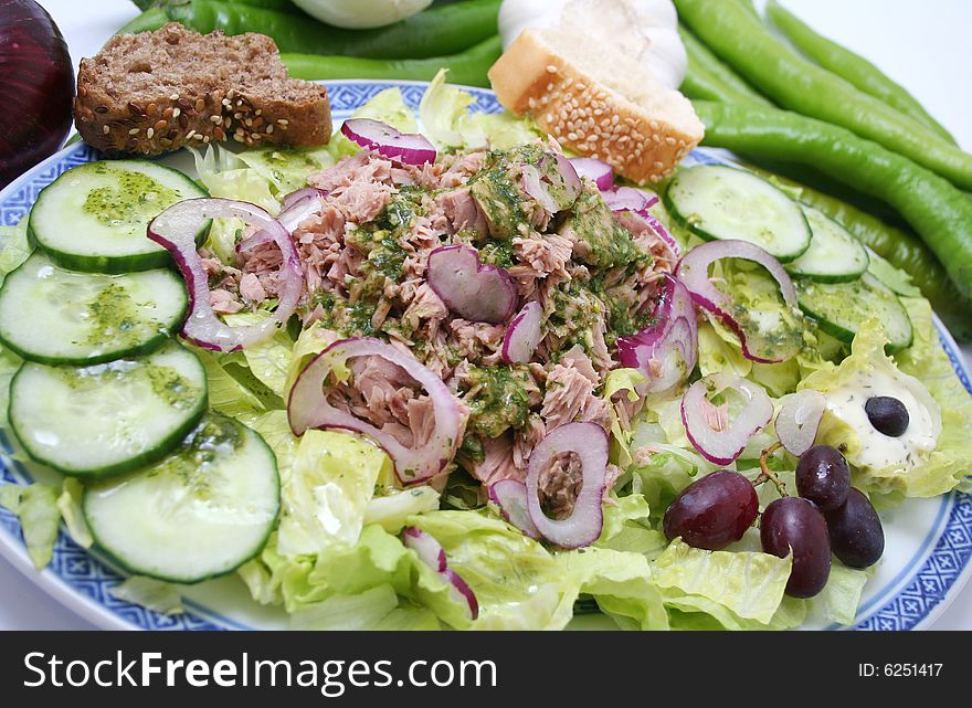 A fresh salad with fish and onions