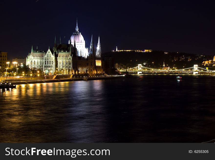 Night photo of parliament in Budapest