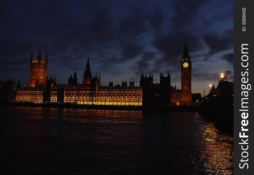 An image of the Houses of Parliament, London taken at dusk
