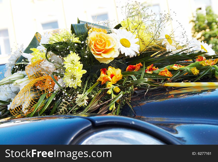 Wedding bunch of flowers on the car