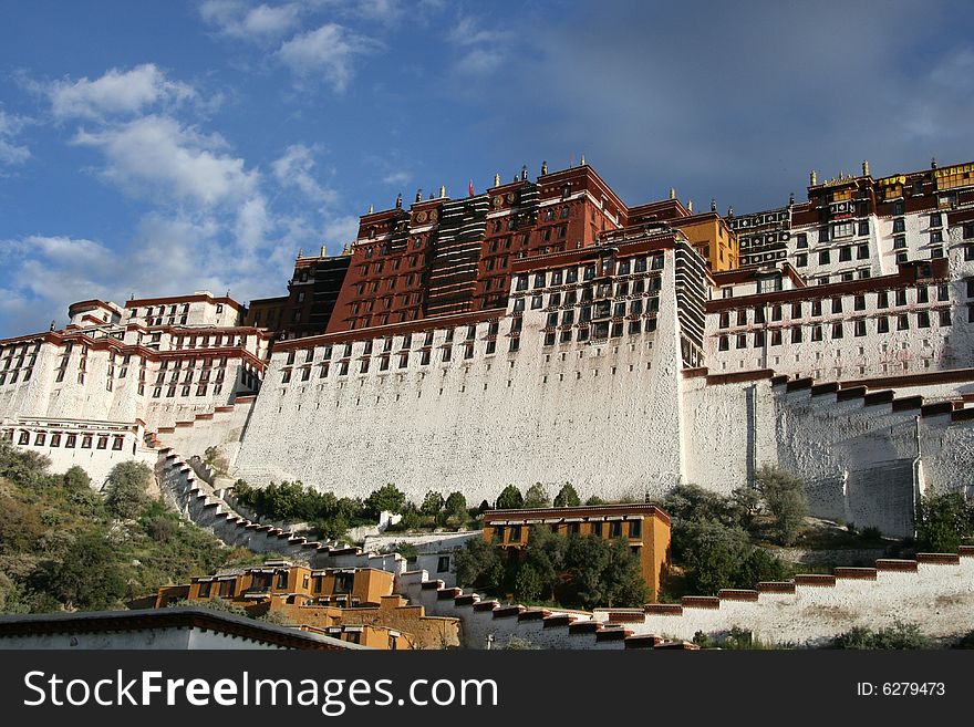 Potala Palace is a large-scale Gong Bao-style buildings.It is also an important symbol of Lhasa.t is the ancient Tibetan architectural art of the essence, is also the artistic treasure house of Tibet. Potala Palace is a large-scale Gong Bao-style buildings.It is also an important symbol of Lhasa.t is the ancient Tibetan architectural art of the essence, is also the artistic treasure house of Tibet.